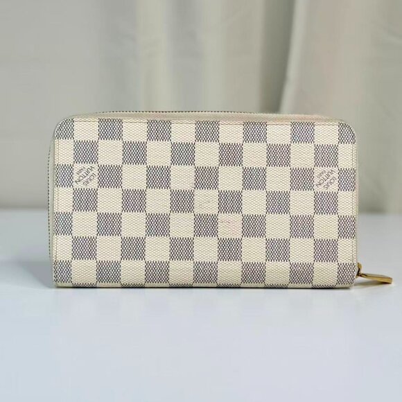 Louis Vuitton Damier Azur Zippy Wallet with Classic Checkerboard Design - Picture 2 of 8